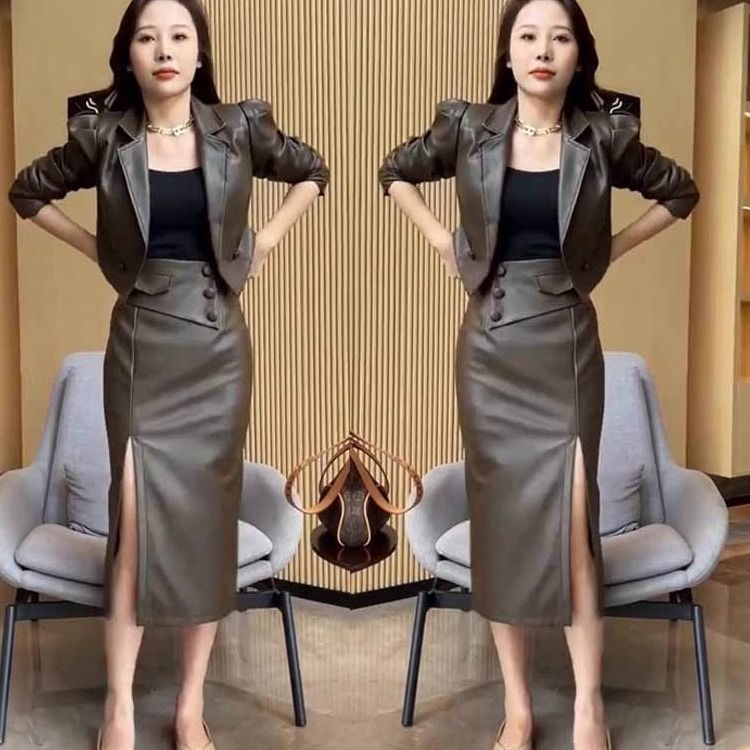 Manteau en cuir tendance et jupe fendue amincissante pour l'automne