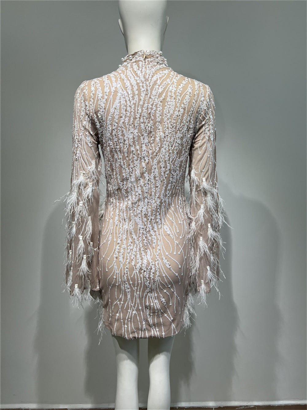 Robe en perles de mousse abricot à taille haute à plumes et paillettes