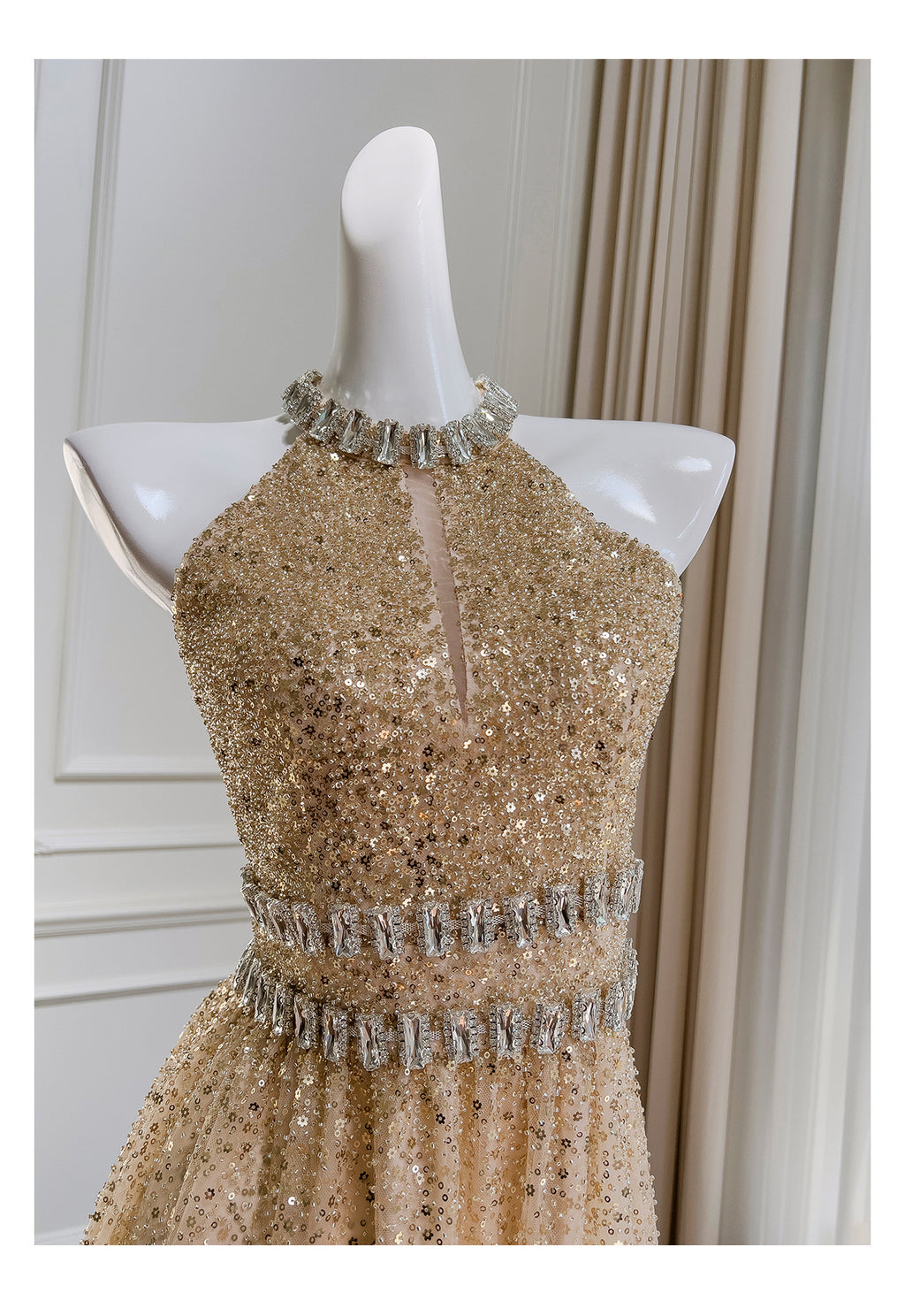 Longue robe de soirée dos nu en gaze à sequins doré champagne
