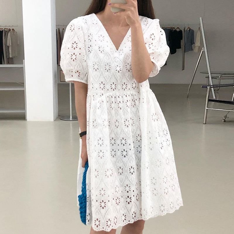 Robe pull cintrée à col en V en crochet ajouré et manches bouffantes
