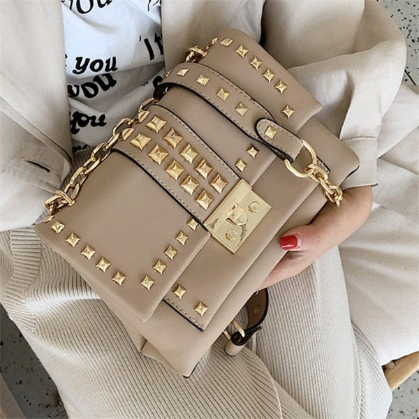 Sac seau à bandoulière clouté en PU avec fermeture à boucle