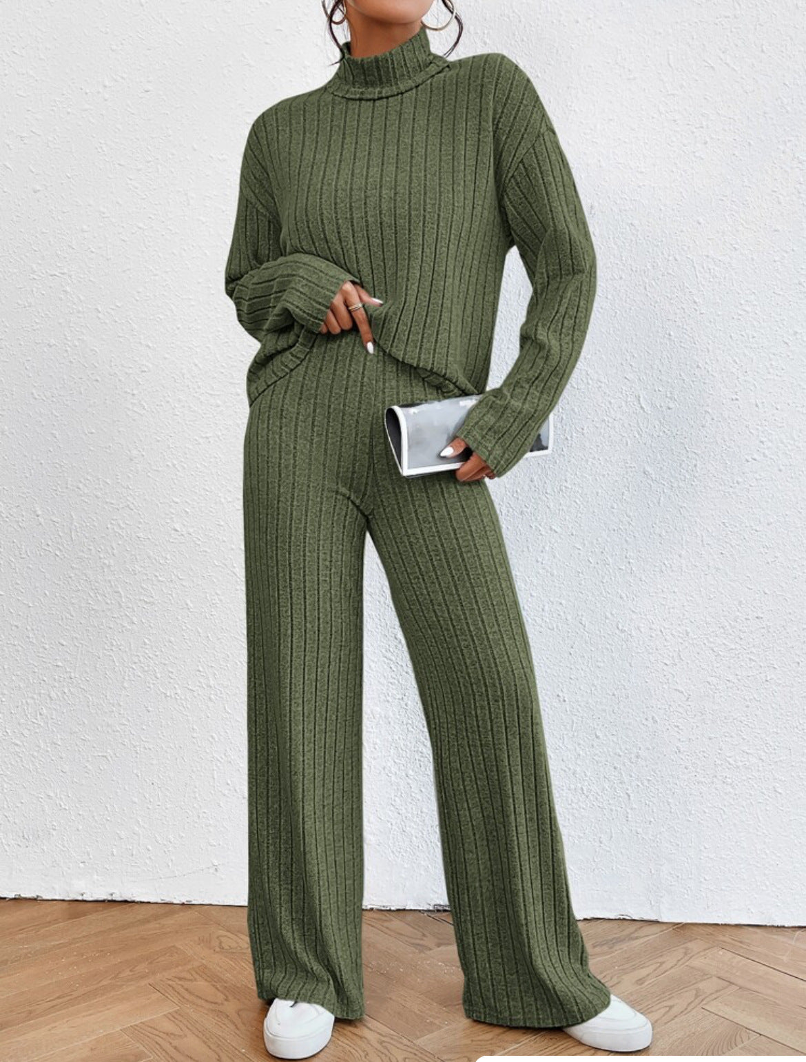 Ensemble deux pièces : pull à col roulé à manches longues, pantalon ample à rayures et jambes larges