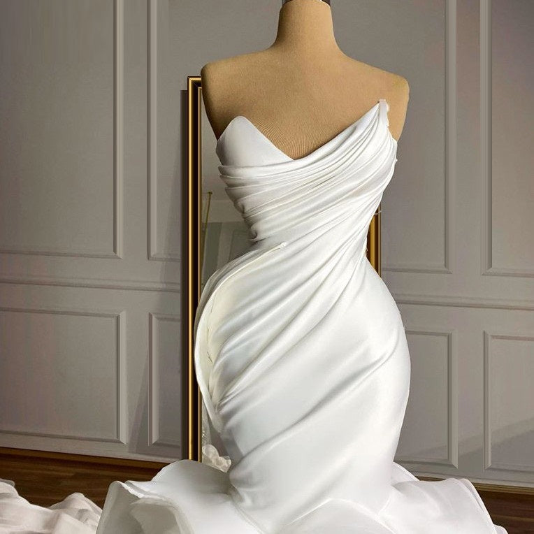 Robe longue traînante élégante avec soutien-gorge sans bretelles intégré