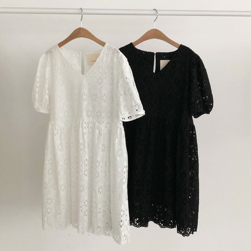 Robe pull cintrée à col en V en crochet ajouré et manches bouffantes