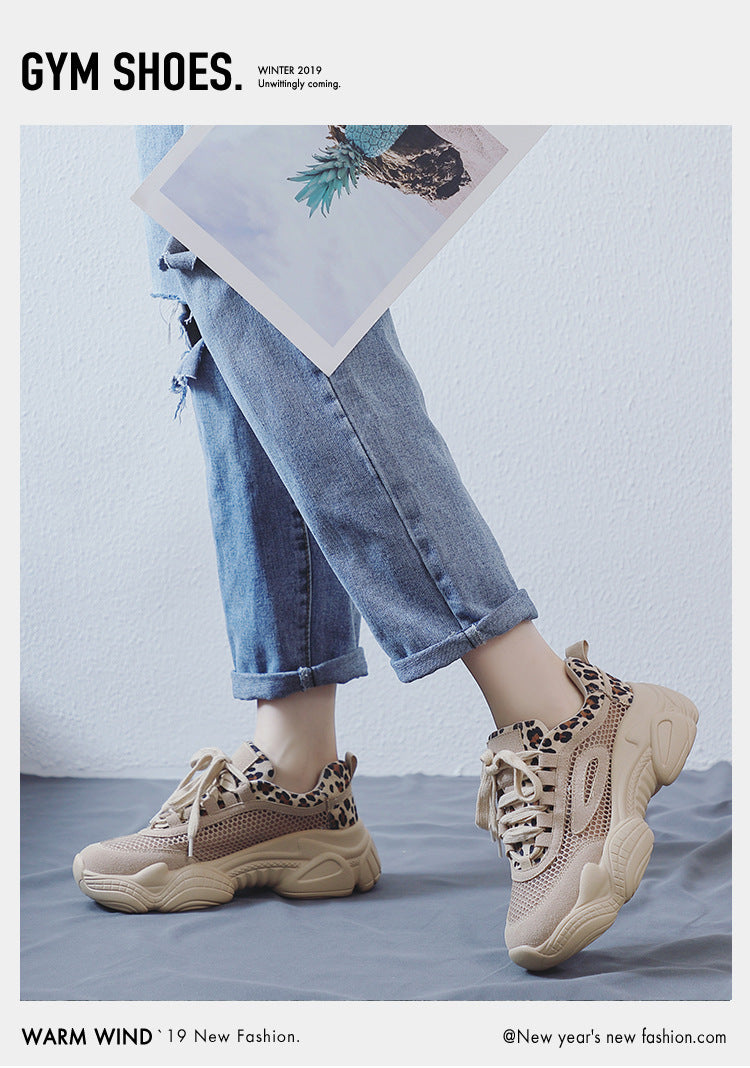 حذاء رياضي كاجوال ذو نعل سميك بنقشة جلد النمر، مصنوع من قماش شبكي يسمح بالتهوية.