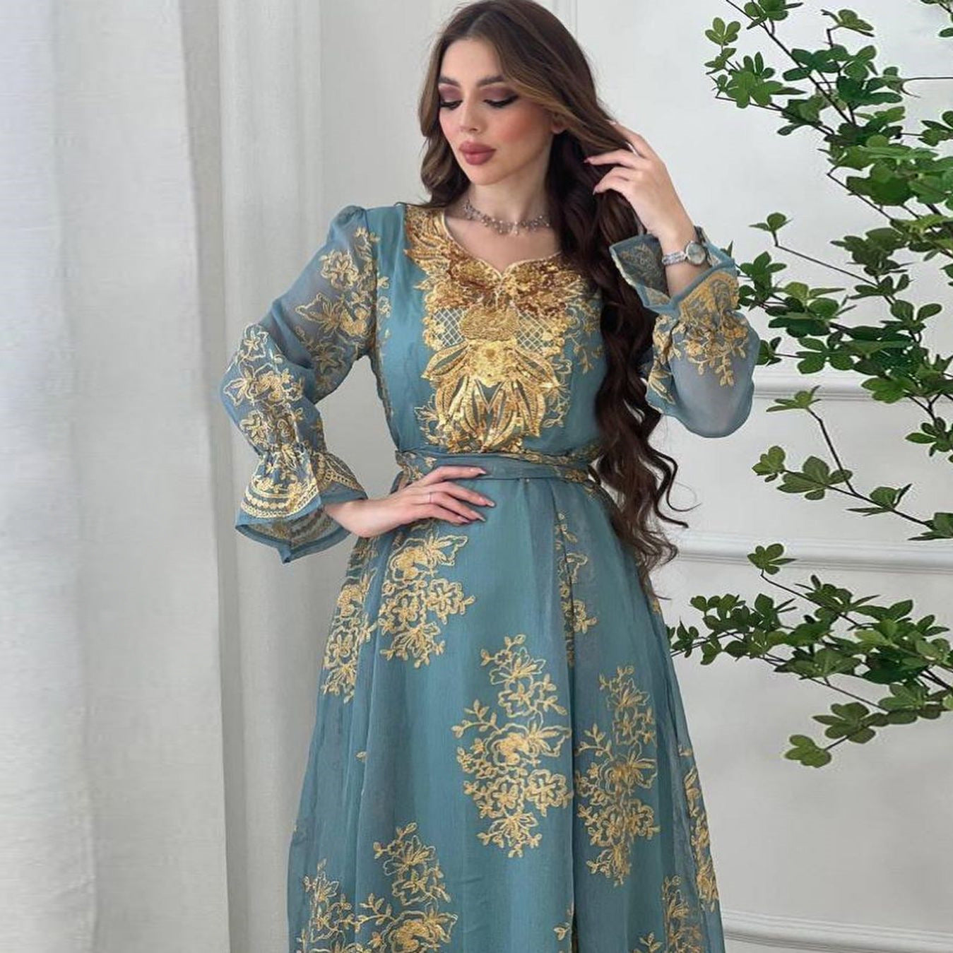 Robe brodée à appliqués pour femme arabe