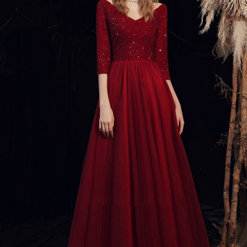 Robe de mariée bordeaux à manches longues et dos ouvert pour le toast