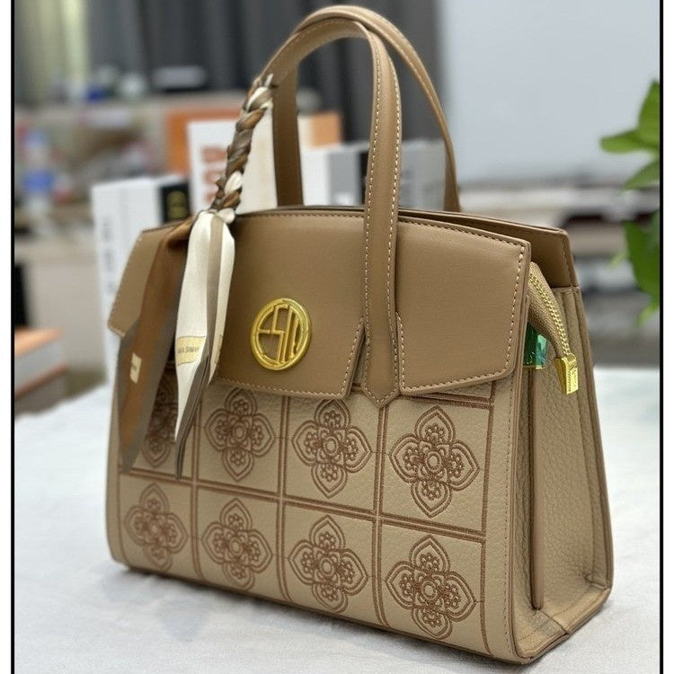 Sac bandoulière en similicuir beige avec foulard en soie brodé pour femme