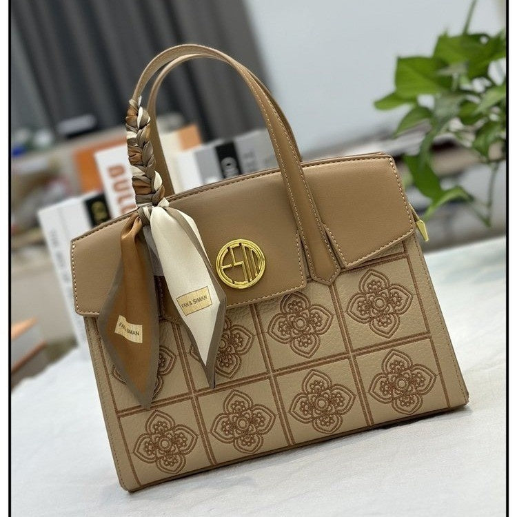 Sac bandoulière en similicuir beige avec foulard en soie brodé pour femme