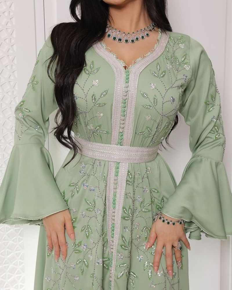 Robe caftan en dentelle vert moyen-oriental avec strass