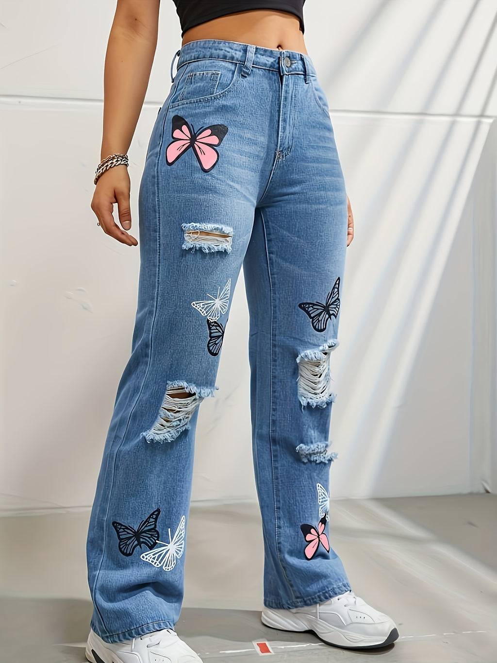 Jean droit taille haute en denim bleu pour femme avec imprimé papillon et déchirures usées