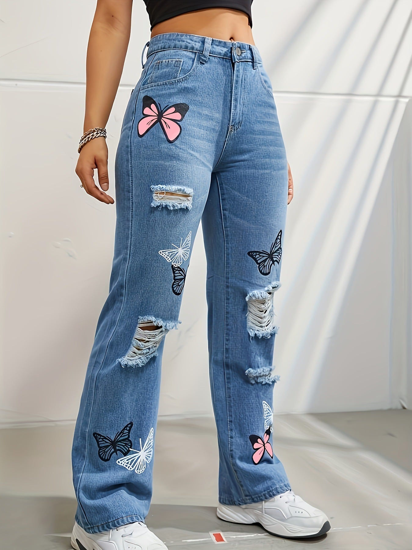 Jean droit taille haute en denim bleu pour femme avec imprimé papillon et déchirures usées