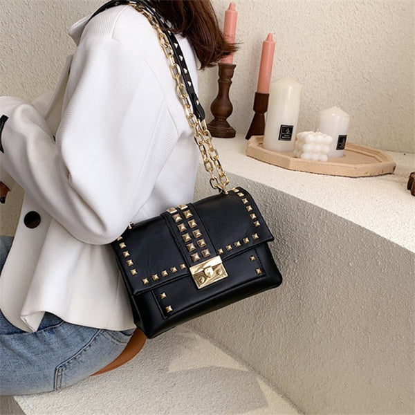 Sac seau à bandoulière clouté en PU avec fermeture à boucle