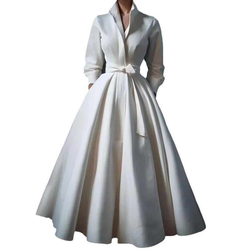 Robe blanche à col montant, taille cintrée et manches longues pour femme