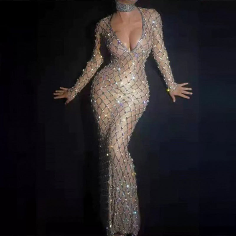 Robe longue moulante froncée en maille ajourée à cristaux colorés