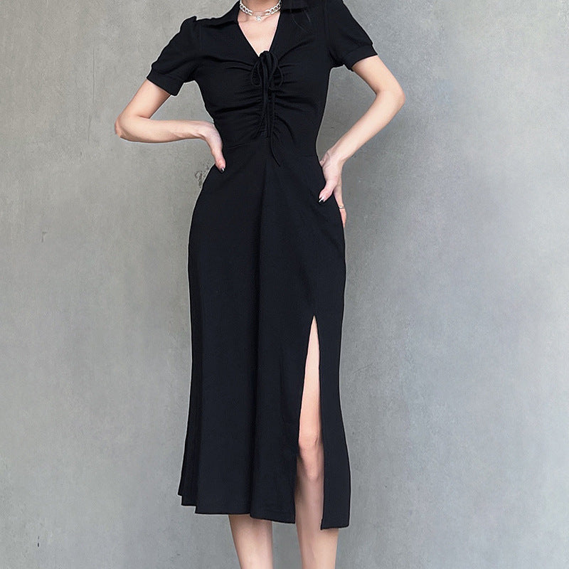 Robe noire plissée en coton avec col en V