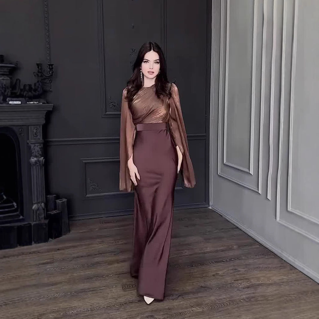 Robe en satin à manches longues évasées et coupe ajustée, ornée de fil de verre.