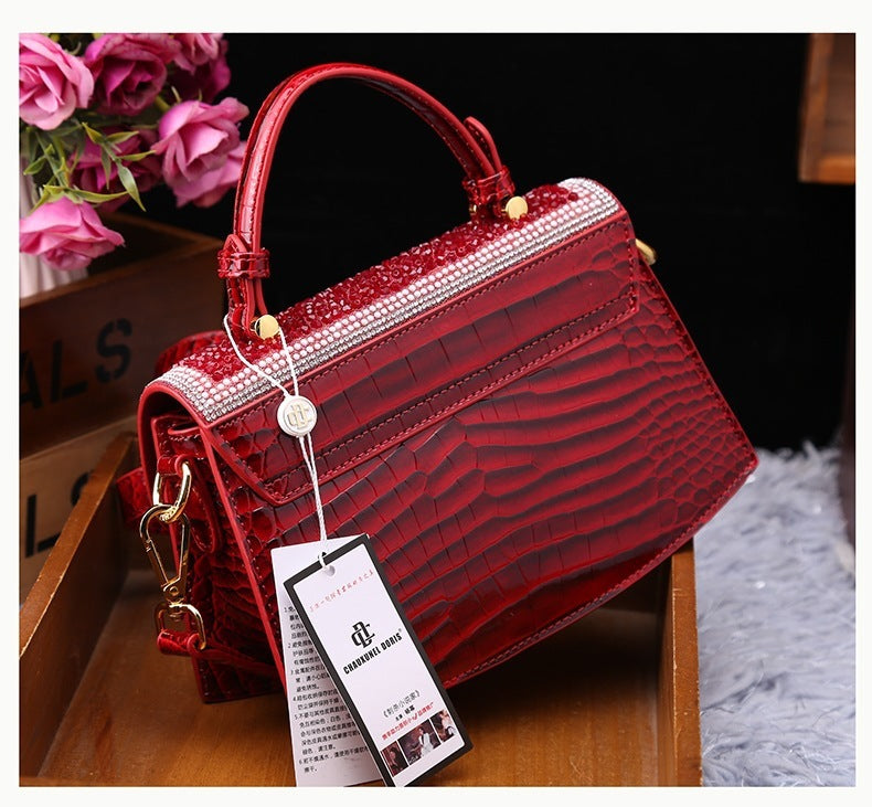 Sac à bandoulière portable en cuir verni et diamant