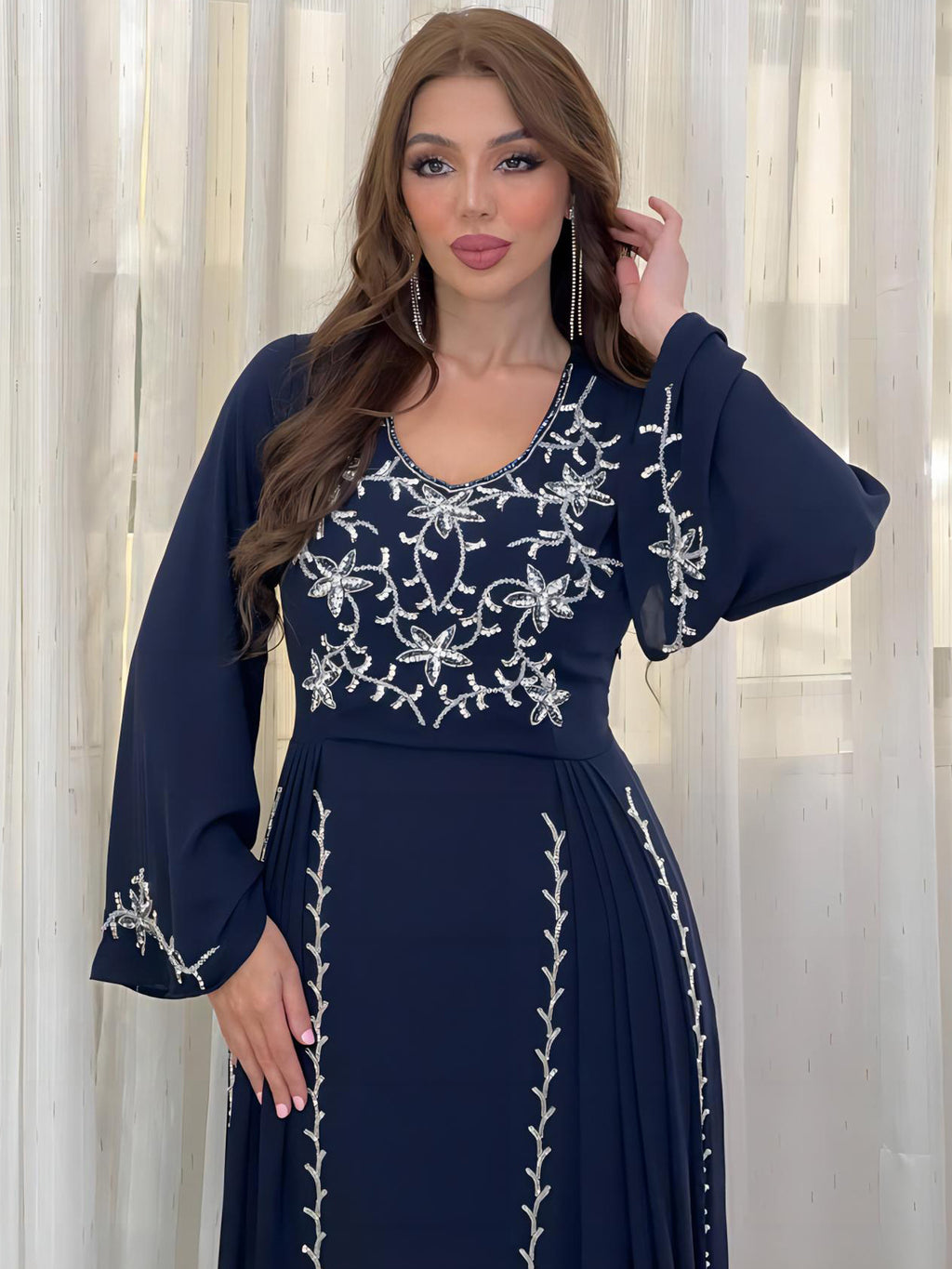 Robe de soirée élégante à broderies et appliqués avec ceinture, manches longues, jupe longue