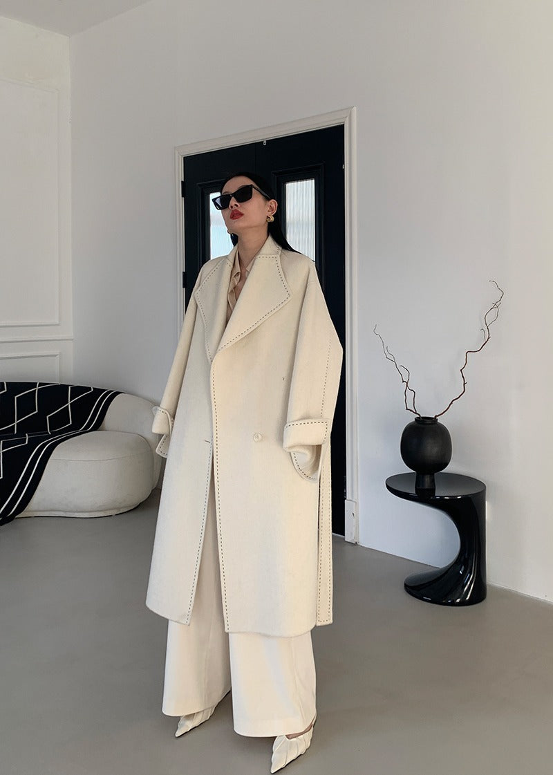 Manteau double-face en laine avec revers en fourrure longue et détails lacés en blanc ivoire et noir, tailles S-L