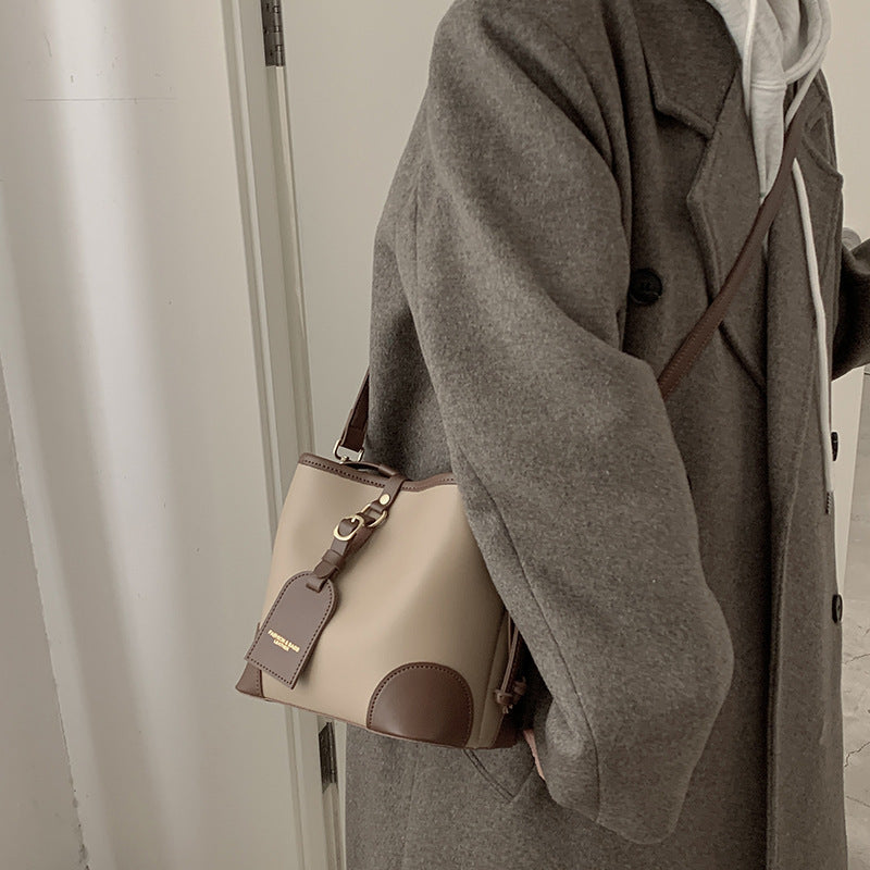 Sac bandoulière polyvalent pour femme, petit modèle seau avec contraste de couleurs