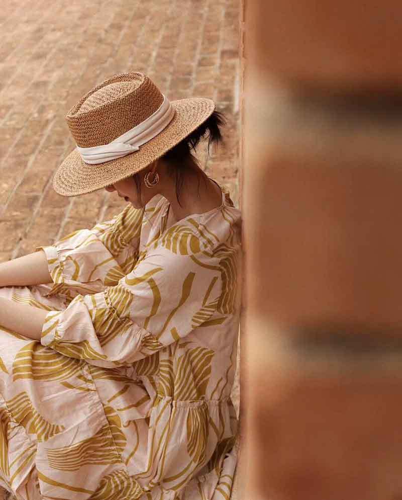 فستان قطني طويل بطبعة فضفاضة وأكمام منفوخة بتصميم عتيق