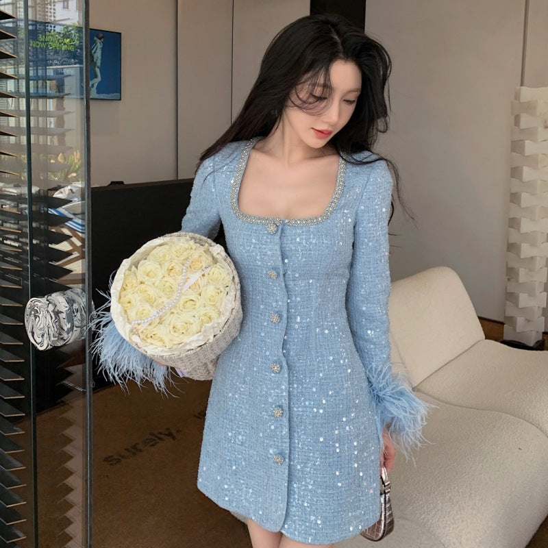 Robe bleue à manches longues, col en U orné de plumes et boutons diamant