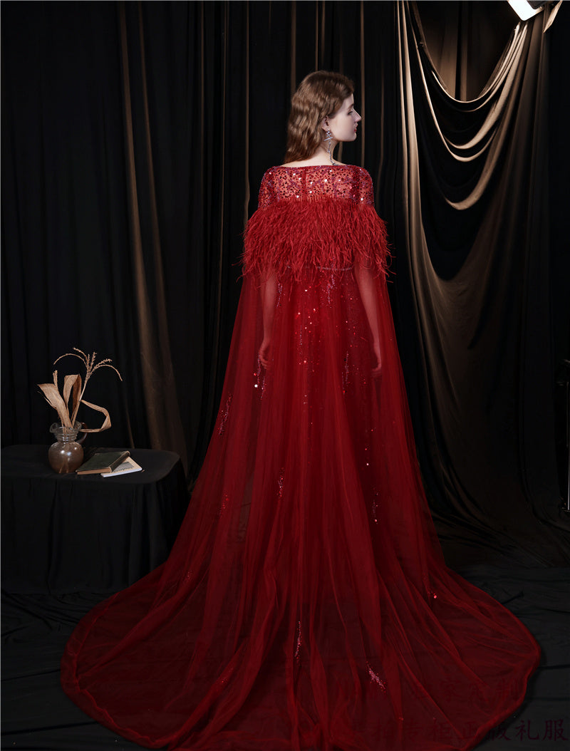 Robe de soirée deux pièces en soie avec long châle en plumes
