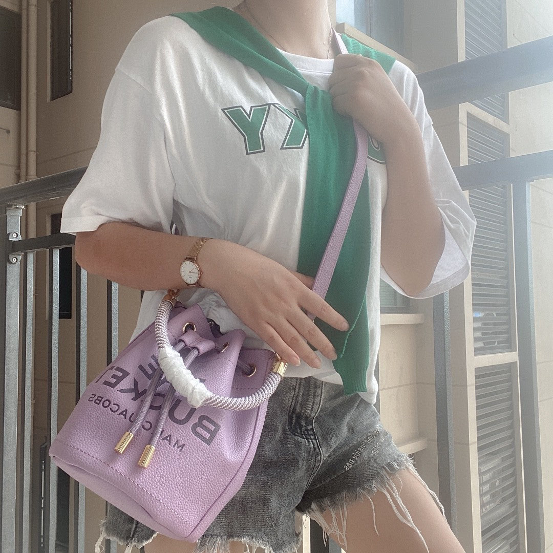 Sac bandoulière en cuir de vachette à cordon de serrage petit sac à main de couleur unie pour femmes