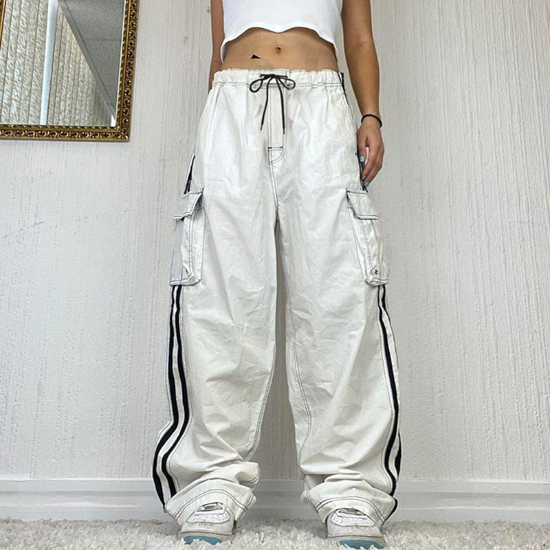 Jean de style urbain en denim blanc avec surpiqûres contrastées et taille élastique