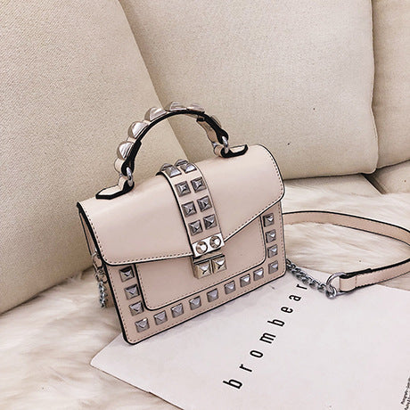 Sac seau à bandoulière clouté en PU avec fermeture à boucle