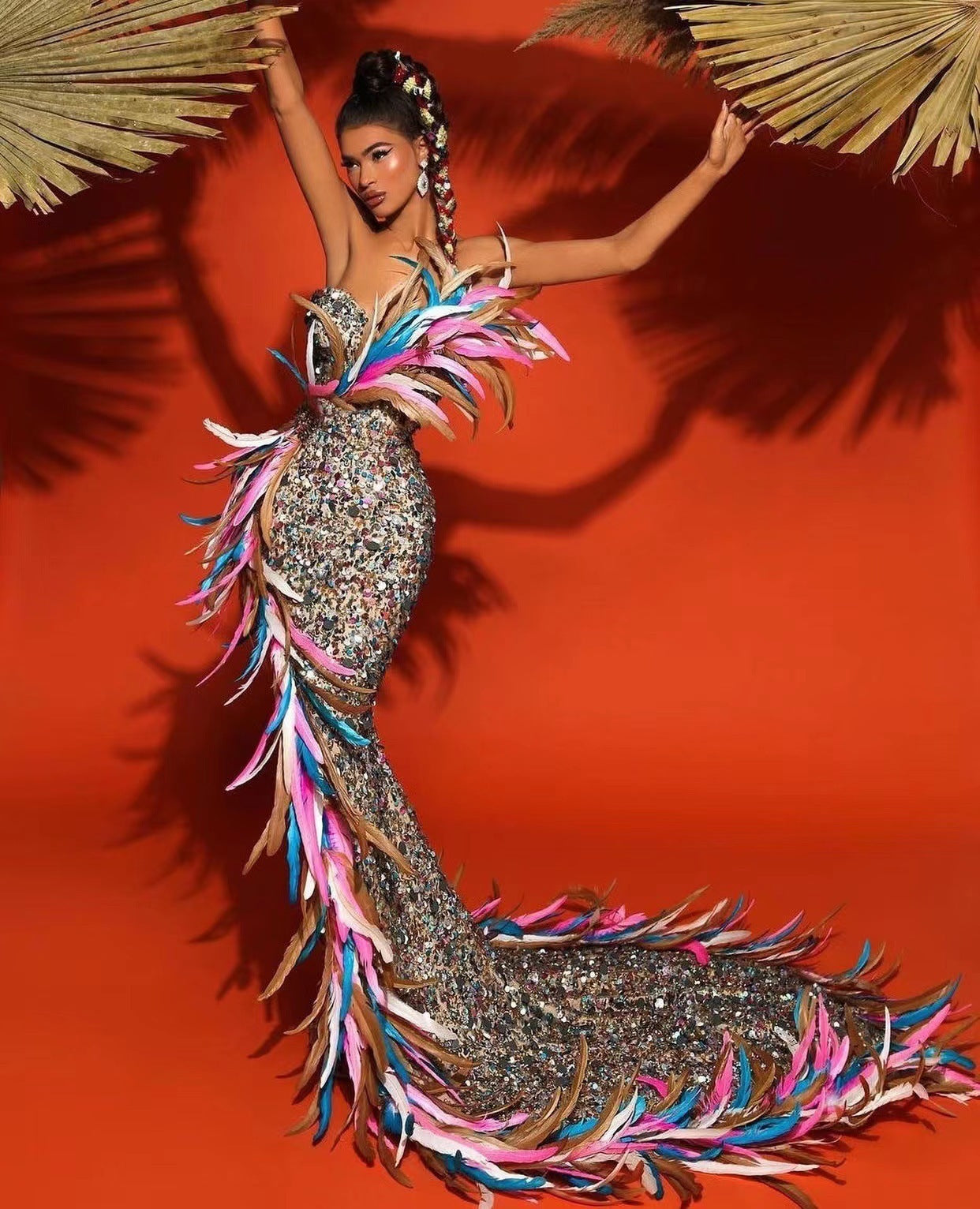 Robe bustier longue à paillettes avec fente haute et plumes dégradées pour femme