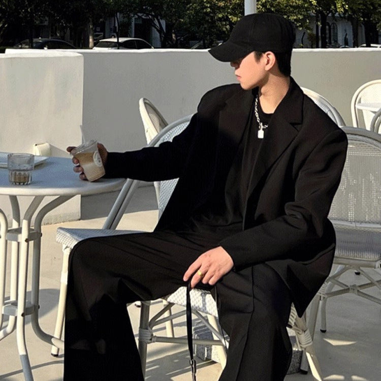 جاكيت بدلة رجالي كاجوال مناسب لفصلي الربيع والخريف، مزود بأكتاف مبطنة بتصميم عصري.