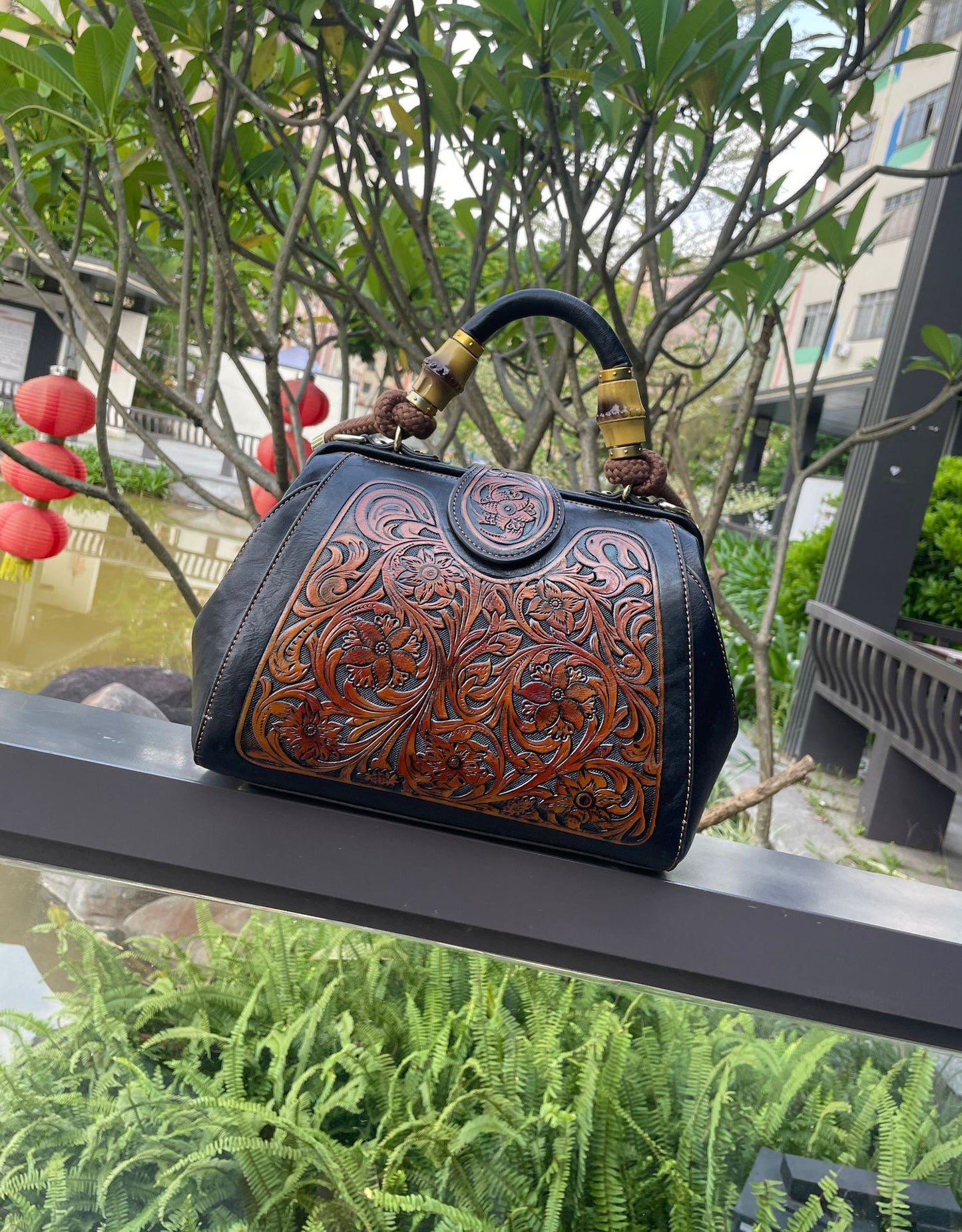 Women's Fashion Retro Clip Leather Carving Shoulder Bag