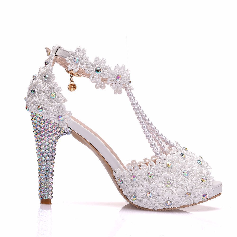 Sandales à plateforme et talon aiguille, peep toe blanches ornées de strass et perles