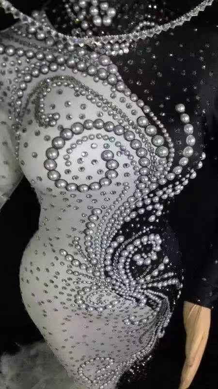 Robe Noire et Blanche en Plumes Entièrement Ornée de Diamants à Manches Longues