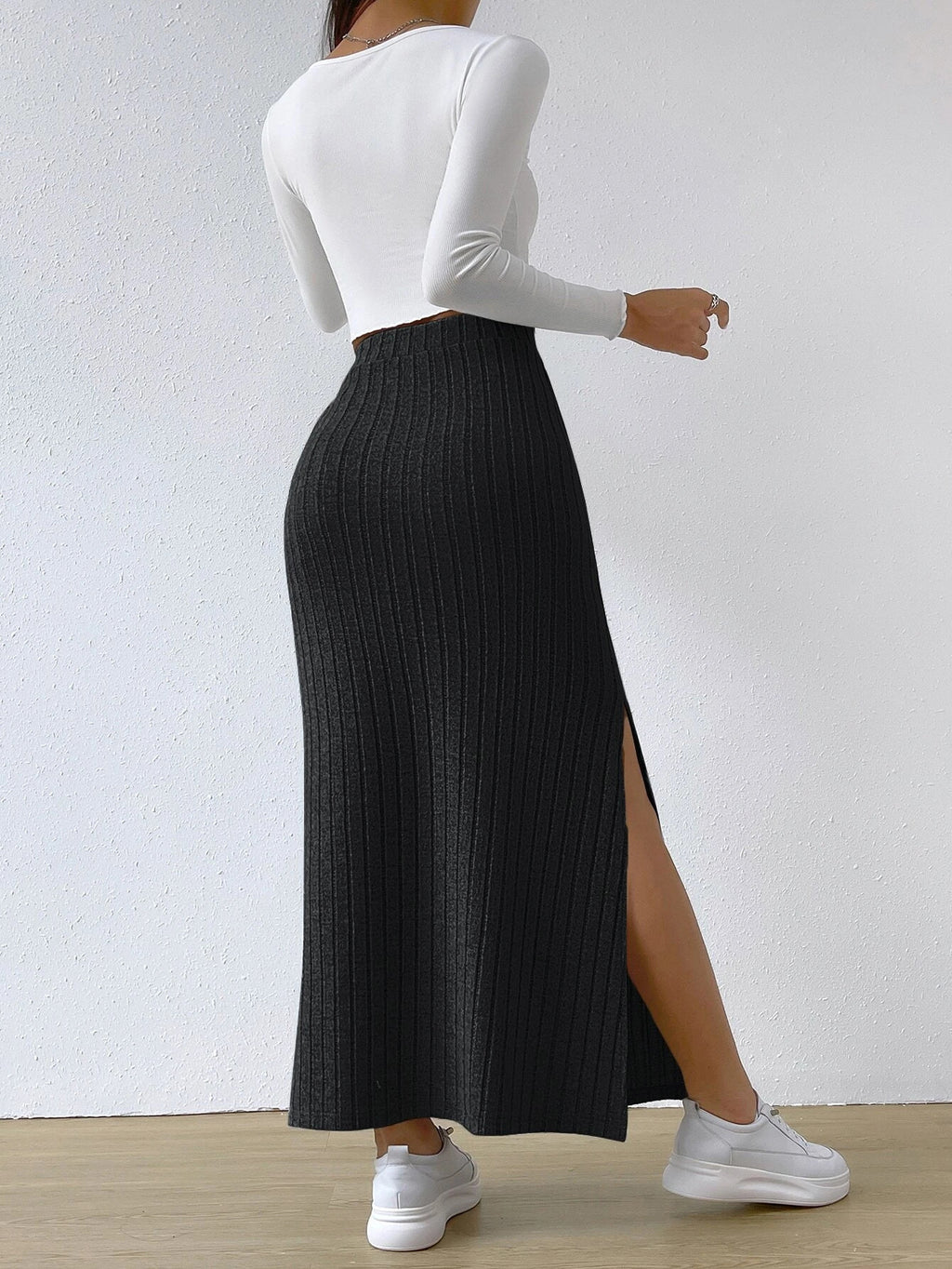 Jupe longue tricotée à taille haute et coupe ajustée, avec fente latérale, pour femme