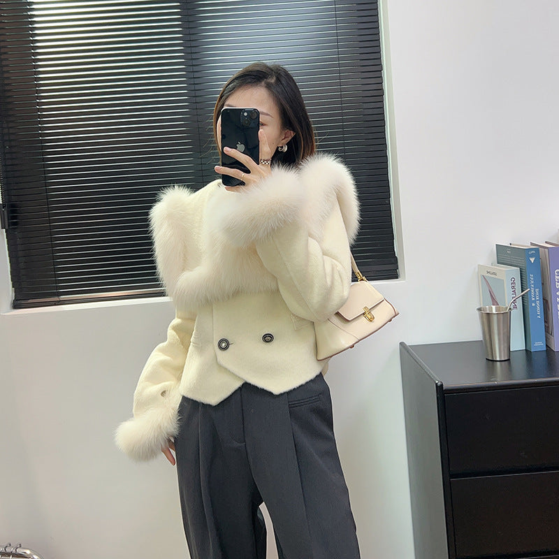 Manteau court en laine taille haute avec col en fourrure de renard