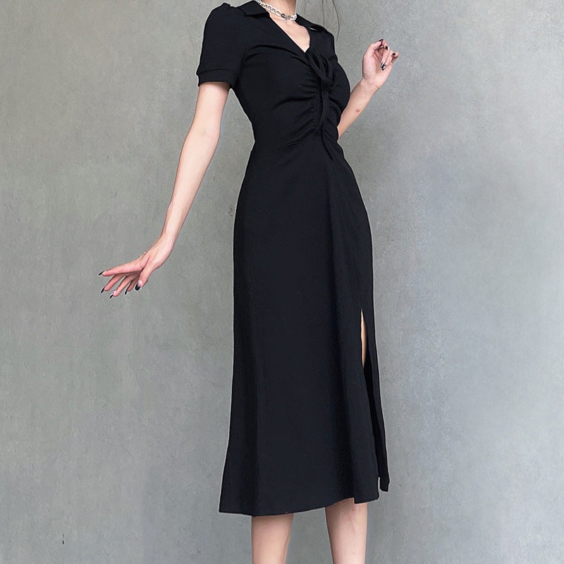 Robe noire plissée en coton avec col en V