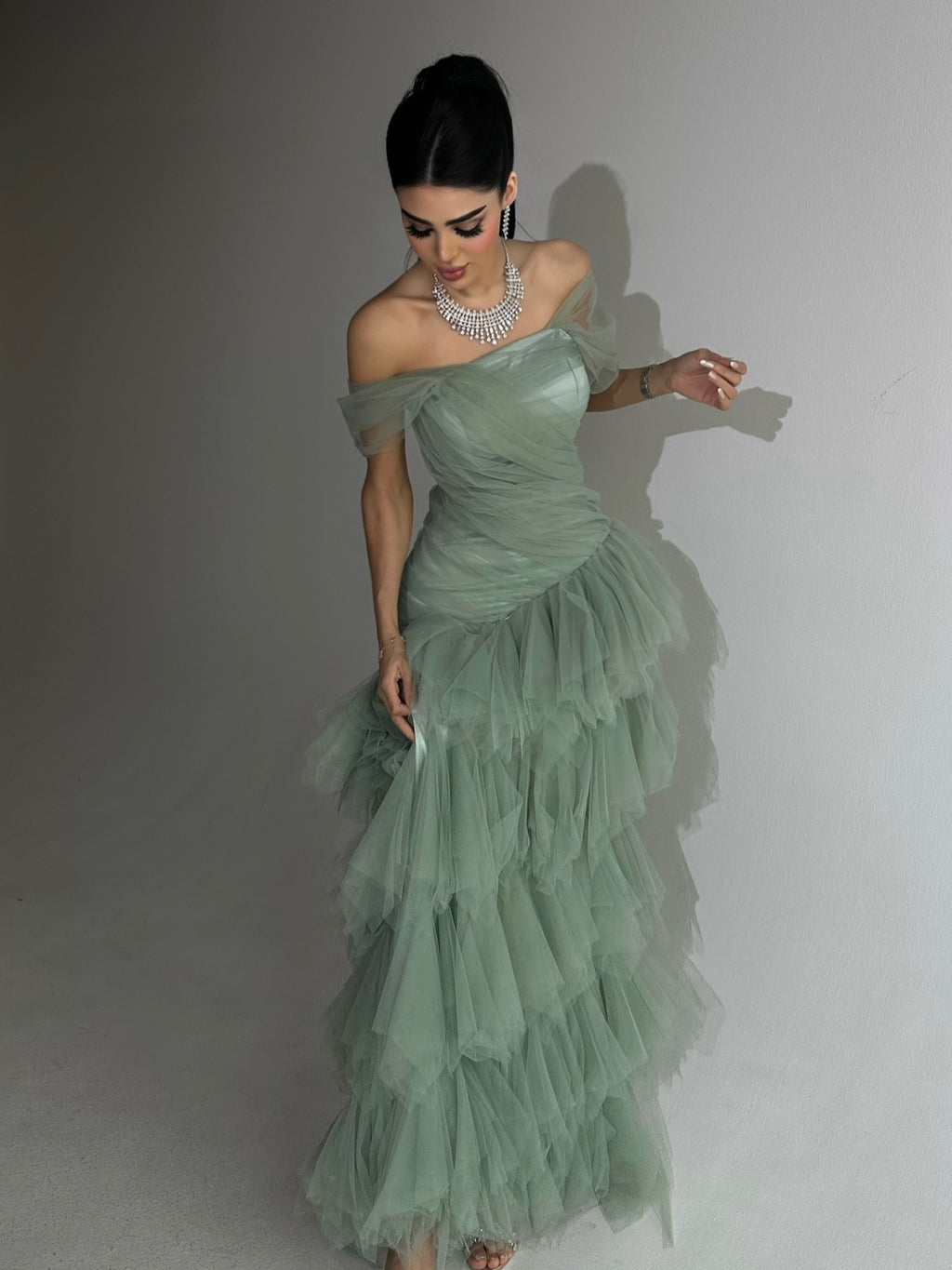 Robe longue élégante bustier vert clair coupe sirène avec jupe en tulle étagée