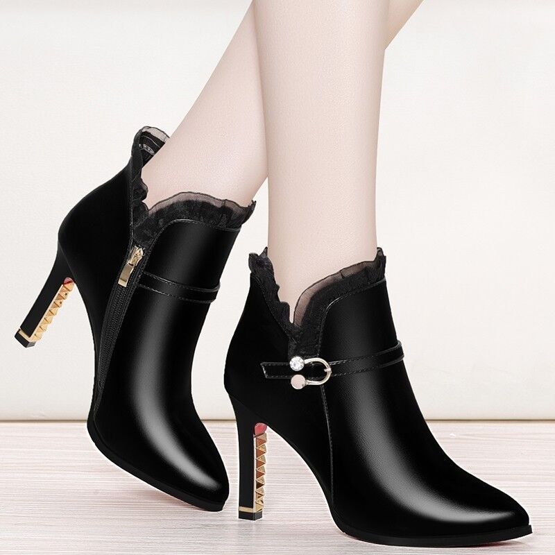 Bottes noires à talons aiguilles et à fermeture éclair latérale pour femme