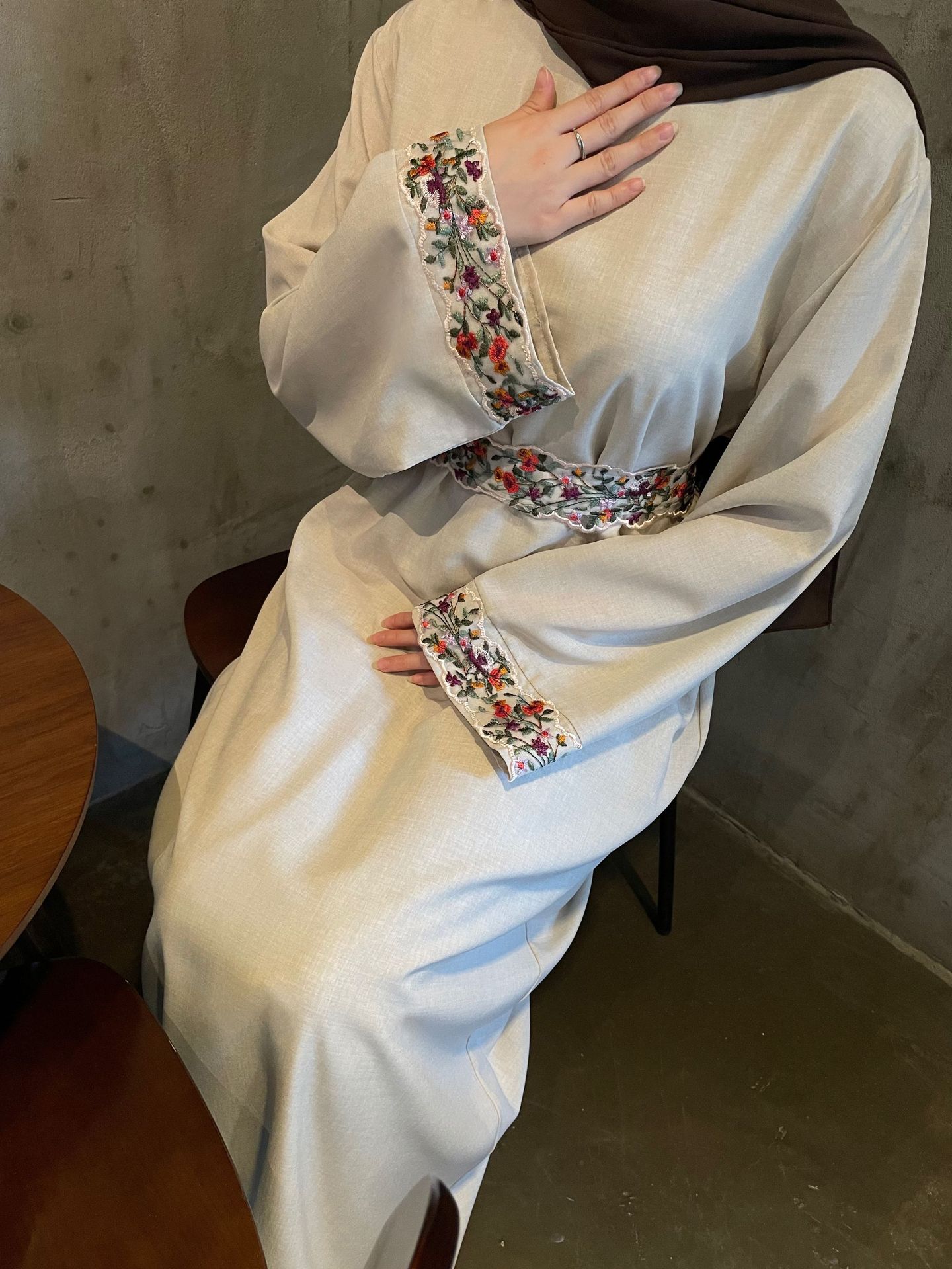 Robe musulmane brodée à manches longues en polyester abricot