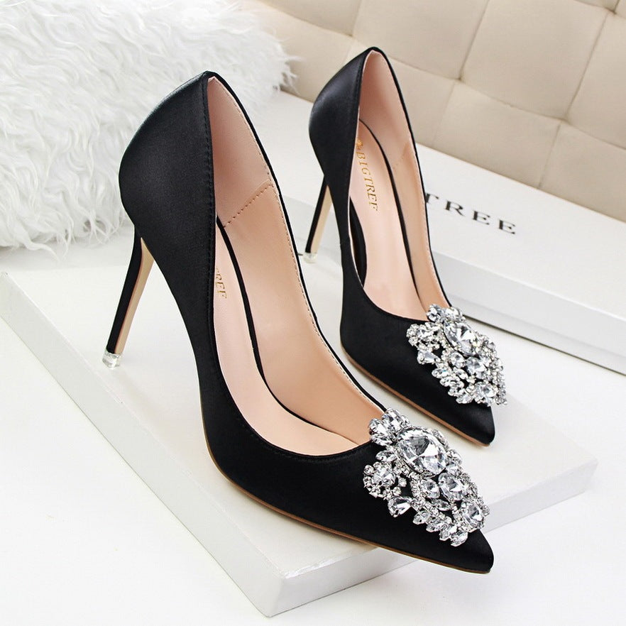 Escarpins pointus en satin avec boucle scintillante ornée de strass