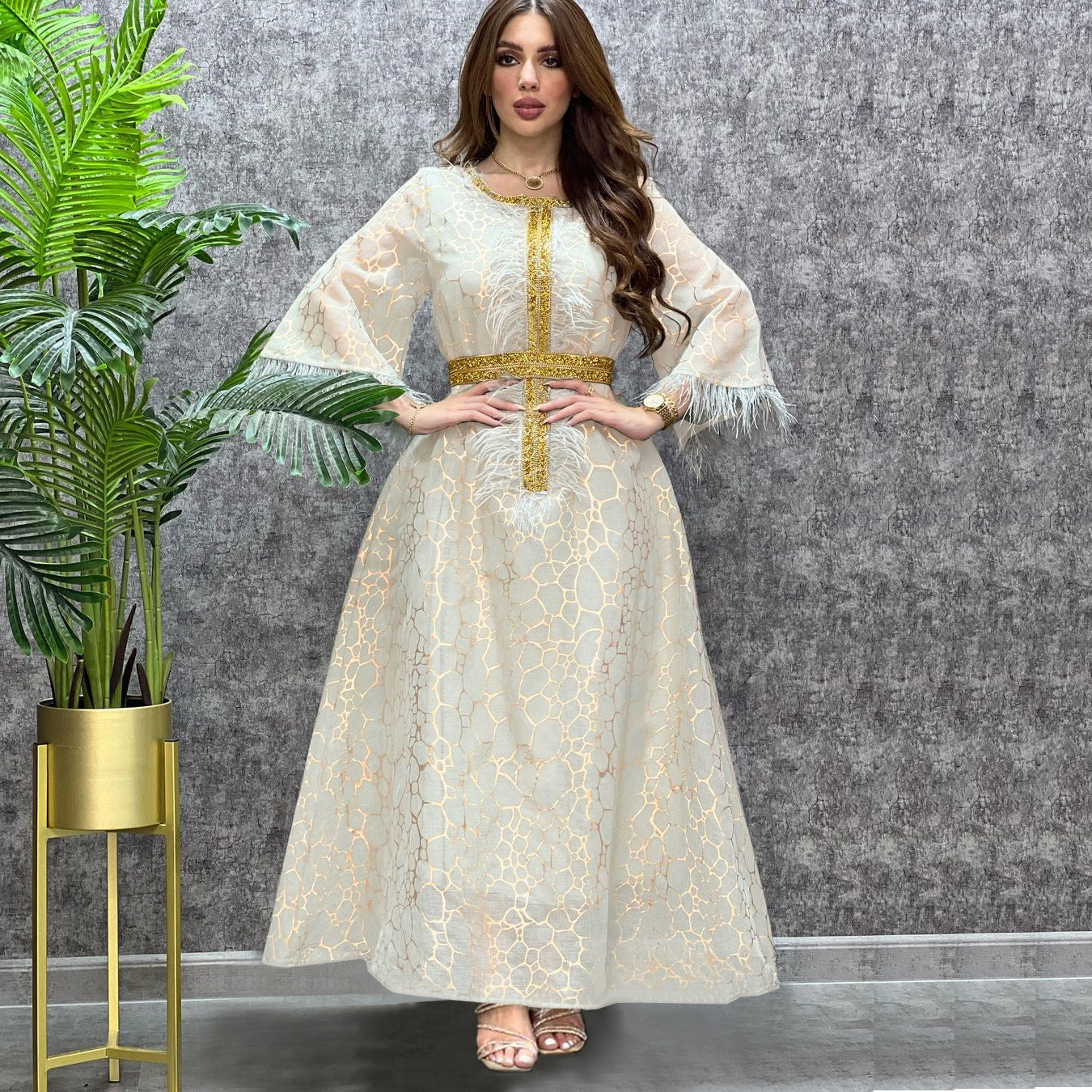 عباية أنيقة وعصرية مرصعة بأحجار الراين البرونزية للنساء