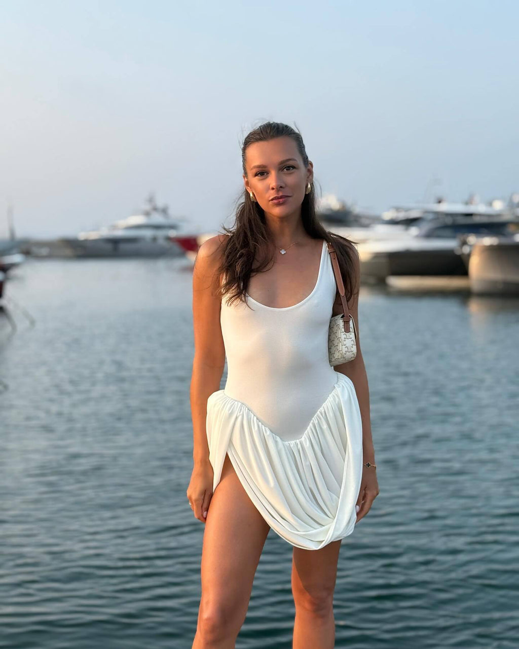 Robe plissée dos nu fendue et col en U