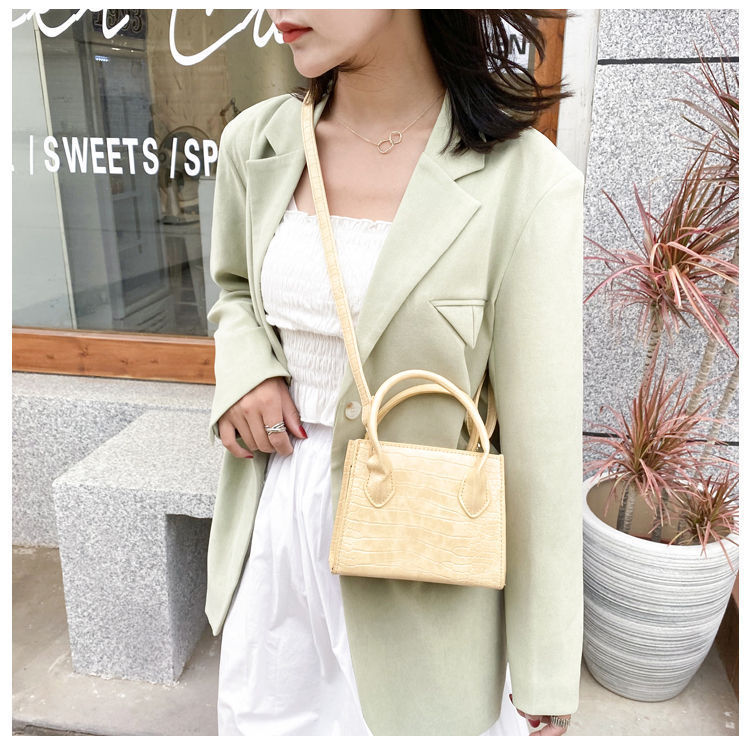 one-shoulder portable small square bag