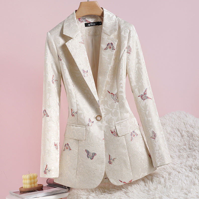 جاكيت بدلة نسائي مطبوع بنمط وطني، بتصميم ضيق عند الخصر، بلون المشمش