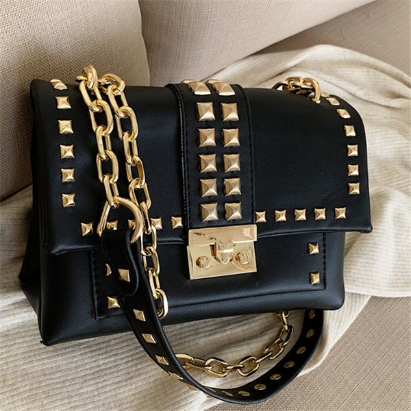 Sac seau à bandoulière clouté en PU avec fermeture à boucle
