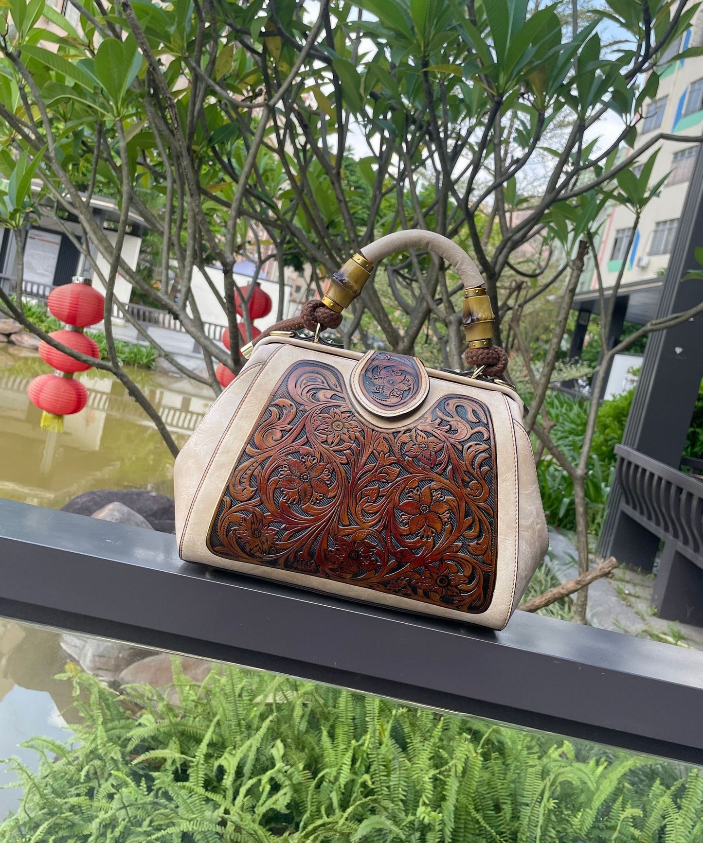 Women's Fashion Retro Clip Leather Carving Shoulder Bag