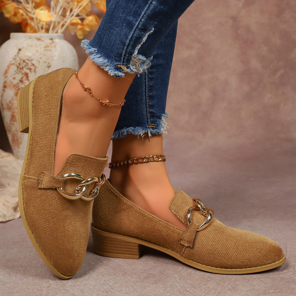 Womens Chunky-heel Pumps With An Elegant Metal Chain And Round Toe